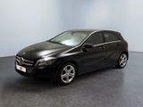 La Mercedes Classe B est garée dans une pièce au sol noir.