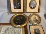 plusieurs portraits d'hommes et de femmes, encadrés ou non, posés sur une table