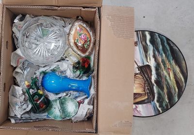 une boîte contenant de nombreux objets en verre