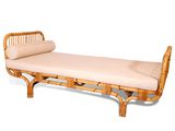 une photo d'un banc en bois sur lequel est posé un coussin