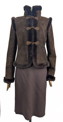 une robe et une veste sur un support pour mannequin