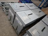 un grand nombre de cartons posés sur le sol