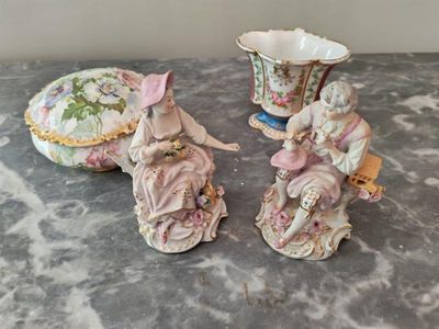 Lot de porcelaines : la marchande de fleurs et l’oiseleur, paire de su - Photo 1