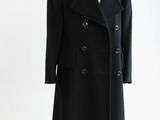 manteau en laine noire sur un mannequin, un mannequin, un mannequin, un mannequin, un mannequin, un mannequin, un mannequin, un mannequin, un mannequin
