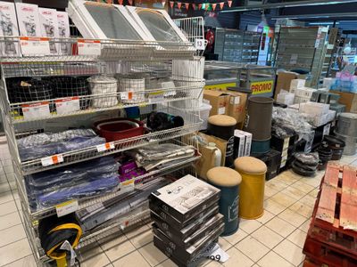 beaucoup d'articles sur les étagères du magasin