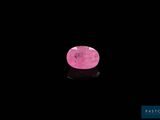 la lune brille dans l'obscurité d'une lumière rose