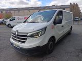 la camionnette blanche est garée dans un parking avec d'autres voitures