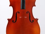 un gros plan d'un violoncelle posé sur un pupitre, sur fond blanc