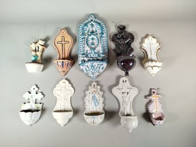 de nombreux objets décoratifs accrochés au mur