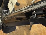 un gros plan d'un vélo sur lequel est accrochée une étiquette de prix
