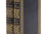 un livre noir avec des bordures dorées et une couverture noire
