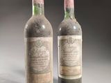 deux bouteilles de vin posées l'une à côté de l'autre sur une table