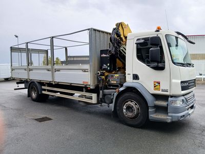 un camion blanc avec une grue à l'arrière