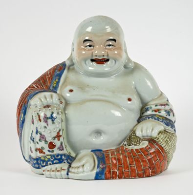 une figurine représentant un Bouddha riant, assis par terre