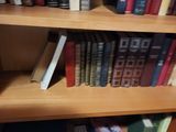 une étagère contenant de nombreux livres dans une pièce