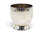 une coupe en argent posée sur un socle, sur fond blanc