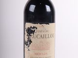 une bouteille de vin posée sur une table