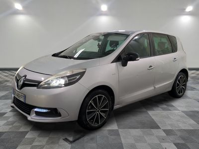 la voiture blanche est garée sur un carrelage à carreaux