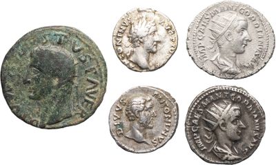 un ensemble de pièces de monnaie romaines antiques sur fond blanc