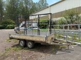 une petite remorque équipée d'une cage à l'arrière