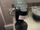 une cafetière posée sur un plan de travail, avec une étiquette de prix dessus