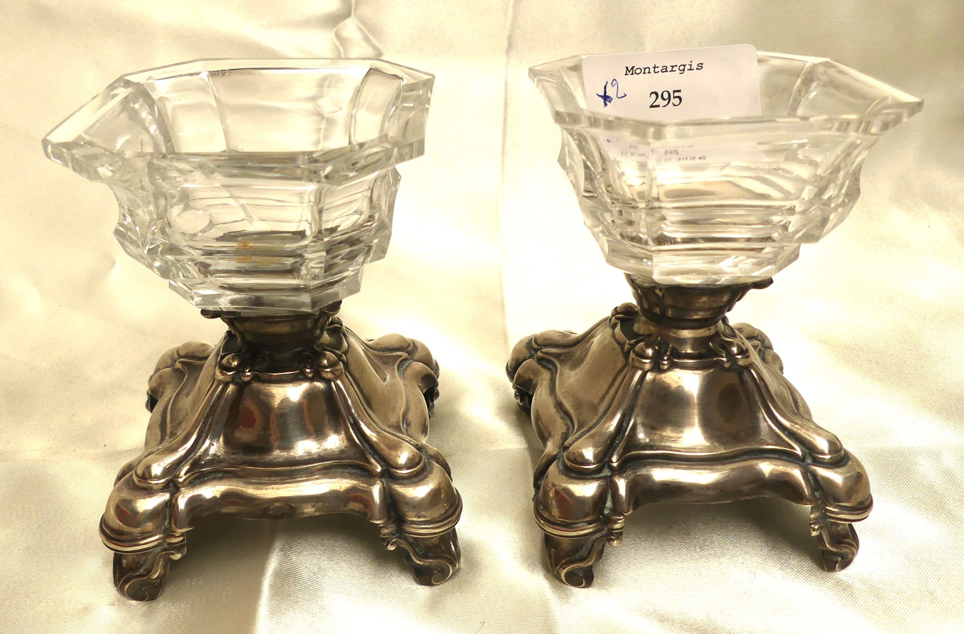 Paire de salières en cristal, piètement en argent Poinçon Minerve Poinçon Maître Orfévre poids brut : 304.47 gr Accid...