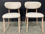 une paire de chaises de style « mid-century » avec des pieds en bois et des assises rembourrées