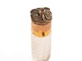 une image représentant une bague en or surmontée d'une plume blanche