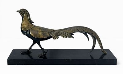 statue en bronze représentant un oiseau, posée sur un socle noir, sur fond blanc
