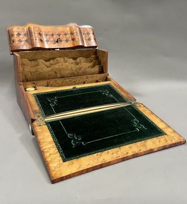 une petite boîte contenant un stylo, posée sur une table