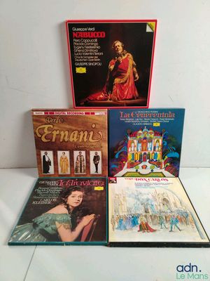 un lot de quatre CD posés sur une table blanche