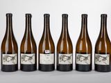 six bouteilles de vin sont alignées dans une rangée