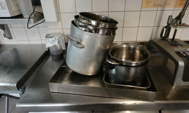 Lot de 2 plats et 5 faitouts inox et alu