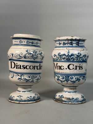 paire de vases bleus et blancs posés sur une table