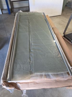 une boîte munie d'une fenêtre, posée sur une table