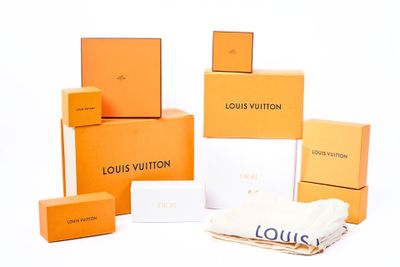 Plusieurs boîtes Louis Vuitton sont empilées les unes sur les autres