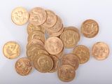 une pile de pièces d'or sur une surface blanche