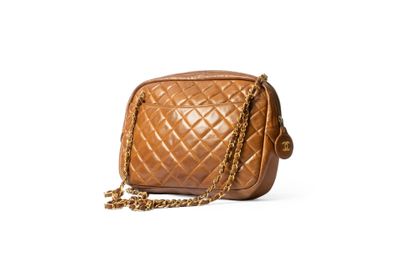 un sac à bandoulière matelassé marron avec une bandoulière en chaîne