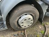 un pneu crevé sur le côté d'un camion
