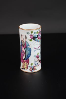 une image représentant un vase sur lequel figurent un homme et une femme