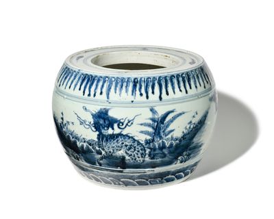 un vase bleu et blanc orné d'un oiseau