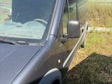 une photo d'une camionnette garée dans un champ