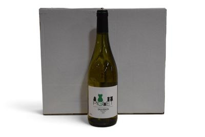 la bouteille de vin est à côté de la boîte sur la table