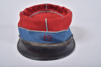 un bonnet rouge et bleu portant le numéro 12