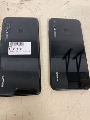 le dos et l'arrière de deux smartphones noirs sur lesquels figure une étiquette de prix