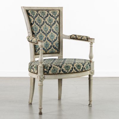 une chaise blanche avec un revêtement bleu et vert, revêtue, revêtue, revêtue, revêtue, revêtue, revêtue, revêtue