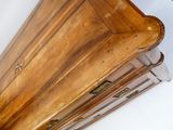 une armoire en bois surmontée d'un tiroir