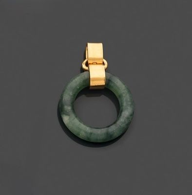 un pendentif en forme de bague en or et jade