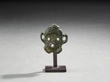 une tête d'homme antique en bronze posée sur un socle en bois
