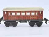 trois petits trains posés sur une surface blanche